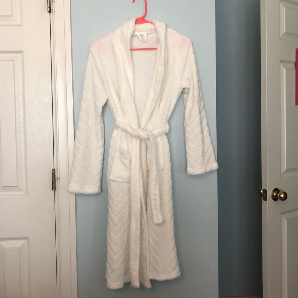 NWOT Ulta Beauty fluffy white chevron pattern robe